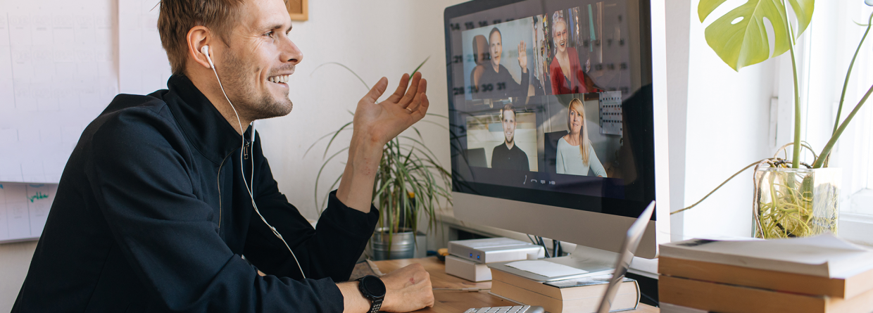 Thuis werken; zoom call wekren thuis achter een bureau