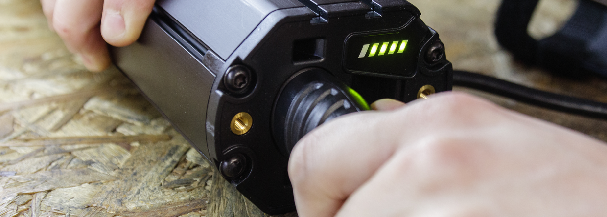 Oplaadprocs e-bike; batterij in de oplader doen