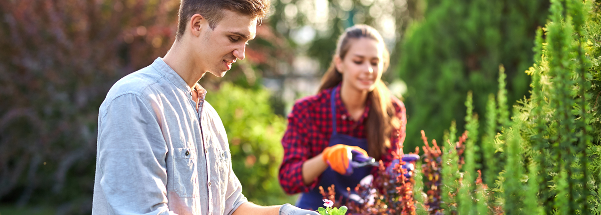 Jongen en meisje zijn in de tuin aan het werk