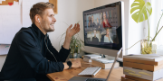 Thuis werken; zoom call wekren thuis achter een bureau