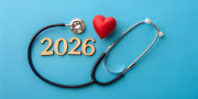 Zorgverzekering 2026; stethoscoop, rood hart en 2026 op een blauwe achtergrond
