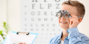 Een jongetje ondergaat een oogtest bij een opticien