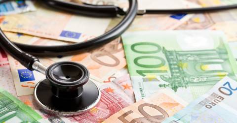 Een stethoscoop op eurobankbiljetten