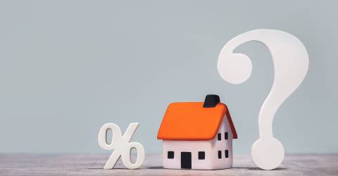 Hypotheek; wit procentteken, afbeelding van een huis en een groot wit vraagteken