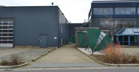 Twee bedrijfspanden met kanteldeur en ingang en oprit en fietsenstalling op industrieterrein