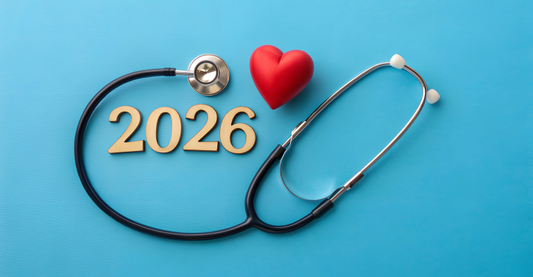 Zorgverzekering 2026; stethoscoop, rood hart en 2026 op een blauwe achtergrond